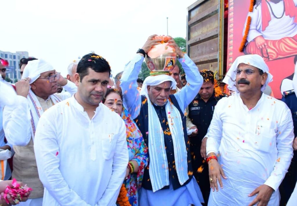 कैबिनेट मंत्री कृष्ण लाल पंवार, राव नरबीर सिंह, कृष्ण कुमार बेदी, विधायक तेजपाल तंवर, विधायक मुकेश शर्मा सहित अन्य जनप्रतिनिधियों ने पवित्र कलश यात्रा का पुष्प वर्षा कर किया भव्य स्वागत