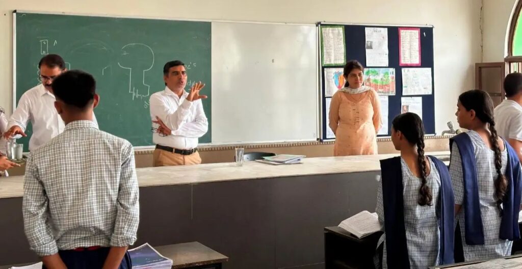 हरियाणा के शिक्षा मंत्री ने पंचकूला सेक्टर-26 स्थित राजकीय मॉडल संस्कृति सीनियर सेकेंडरी स्कूल का किया औचक निरीक्षण, सफाई, पठन-पाठन और खेल सुविधाओं का लिया जायजा