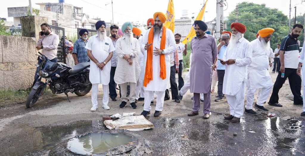 ਸੀਵਰੇਜ ਓਵਰਫਲੋਅ, ਵਾਰਡ 6 ਦੇ 80% ਘਰਾਂ ’ਚ ਵੜਿਆ ਪਾਣੀ ਰਵਿੰਦਰ ਖੇੜਾ ਦੇ ਪੈਦਲ ਮਾਰਚ ਨੇ ਖੋਲੀ ਖਰੜ ਦੀ ਬਦਹਾਲੀ ਦੀ ਪੋਲ
