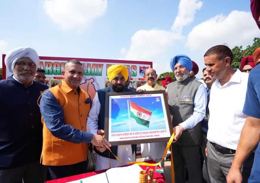 ਮੁੱਖ ਮੰਤਰੀ ਭਗਵੰਤ ਸਿੰਘ ਮਾਨ ਨੇ ਕਾਰਗਿਲ ਜੰਗ ਦੇ ਸ਼ਹੀਦਾਂ ਨੂੰ ਦਿੱਤੀ ਸ਼ਰਧਾਂਜਲੀ