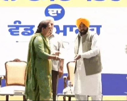 ਸੀਐਮ ਭਗਵੰਤ ਮਾਨ ਨੇ ਇੱਕ ਸਮਾਗਮ ਦੌਰਾਨ ਸੂਬੇ ਦੇ 2,800 ਡਿਪੂ ਹੋਲਡਰਾਂ ਨੂੰ ਨਵੇਂ ਲਾਇਸੈਂਸ ਸੌਂਪੇ