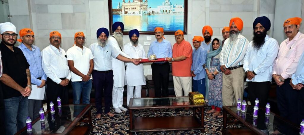 ਐਸਐਮਐਲ ਮਹਿੰਦਰਾ ਕੰਪਨੀ ਦਾ ਵਫ਼ਦ ਸੱਚਖੰਡ ਸ੍ਰੀ ਹਰਿਮੰਦਰ ਸਾਹਿਬ ਵਿਖੇ ਹੋਇਆ ਨਤਮਸਤਕ