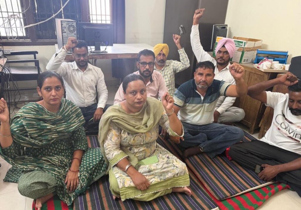 ਨਰੇਗਾ ਮੁਲਾਜ਼ਮਾਂ ਨੂੰ ਪੱਕੇ ਕਰਨ ਤੋਂ ਭੱਜੀ ਸਰਕਾਰ!