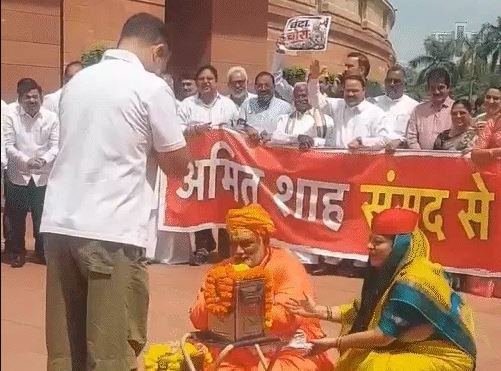 ਪੱਪੂ ਯਾਦਵ ਪੁਜਾਰੀ ਦੇ ਰੂਪ ਵਿੱਚ ਸੰਸਦ ਪਹੁੰਚੇ, ਰਾਹੁਲ ਨੇ ਦਿੱਤਾ ਦਾਨ ਰਾਮ ਮੰਦਰ ਦੇ ਚੜ੍ਹਾਵੇ ਦੀ ਚੋਰੀ ’ਤੇ ਵਿਰੋਧੀ ਧਿਰ ਦਾ ਵਿਰੋਧ