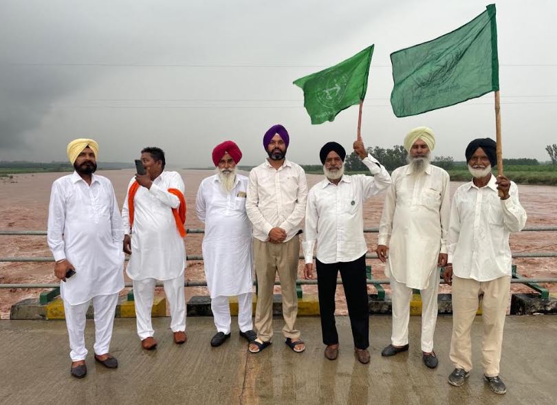 ਰਾਵੀ ਦਰਿਆ ਦਾ ਪਾਣੀ ਚੜ੍ਹਨ ਨਾਲ ਘੋਨੇਵਾਲ ਤੇ ਆਲੇ-ਦੁਆਲੇ ਦੇ ਪਿੰਡਾਂ ’ਚ ਹੜ੍ਹ ਦਾ ਖ਼ਤਰਾ