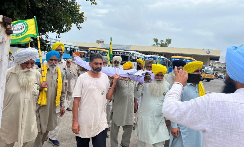 ਸੰਗਰੂਰ ਵਿਖੇ ਭਾਰਤੀ ਕਿਸਾਨ ਯੂਨੀਅਨ ਏਕਤਾ ਉਗਰਾਹਾਂ ਵੱਲੋਂ ਕੇਂਦਰ ਸਰਕਾਰ ਦਾ ਪੁਤਲਾ ਫੂਕ ਕੇ ਰੋਸ ਪ੍ਰਦਰਸ਼ਨ