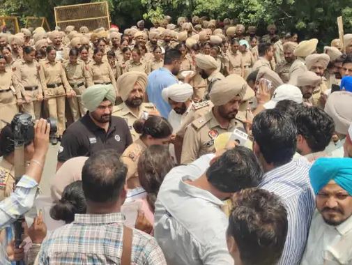 ਸੰਗਰੂਰ ਵਿੱਚ ਮੁੱਖ ਮੰਤਰੀ ਦੇ ਨਿਵਾਸ ’ਤੇ ਬੇਰੁਜ਼ਗਾਰ ਪ੍ਰਦਰਸ਼ਨਕਾਰੀਆਂ ਤੇ ਪੁਲਿਸ ਵਿਚਕਾਰ ਝੜਪ