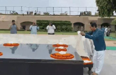 ਹਸਪਤਾਲ ਤੋਂ ਛੁੱਟੀ ਮਿਲਣ ਤੋਂ ਬਾਅਦ ਸੋਨਮ ਵਾਂਗਚੁਕ ਰਾਜਘਾਟ ਪਹੁੰਚੇ; ਬਾਪੂ ਨੂੰ ਦਿੱਤੀ ਸ਼ਰਧਾਂਜਲੀ
