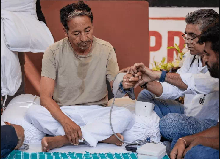 ਸੋਨਮ ਵਾਂਗਚੁਕ ਦੀ ਭੁੱਖ ਹੜਤਾਲ ਸਬੰਧੀ ਦਿੱਲੀ ਹਾਈ ਕੋਰਟ ਵਿੱਚ ਤੁਰੰਤ ਸੁਣਵਾਈ, ਅਦਾਲਤ ਨੇ ਕੇਂਦਰ ਅਤੇ ਦਿੱਲੀ ਸਰਕਾਰ ਤੋਂ ਜਵਾਬ ਮੰਗਿਆ