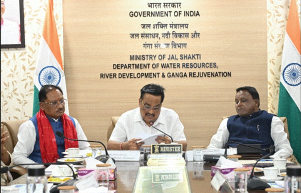 केन्द्रीय जलशक्ति मंत्री ने महानदी जल विवाद का सौहार्दपूर्ण समाधान निकालने हेतु छत्तीसगढ़ और ओडिशा के मुख्यमंत्रियों के साथ बैठक की अध्यक्षता की