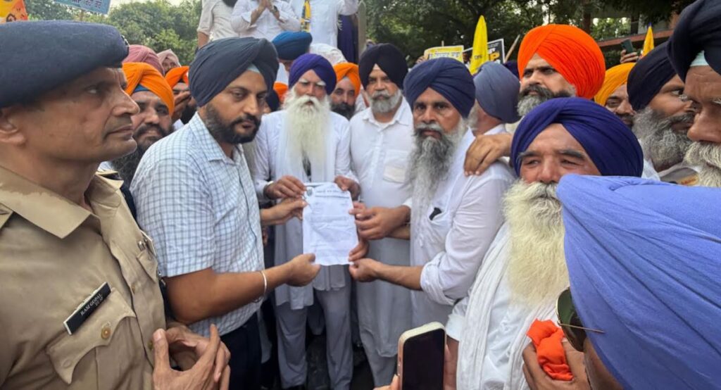 ਸੰਸਦ ਮੈਂਬਰ ਅੰਮ੍ਰਿਤਪਾਲ ਦੇ ਪਿਤਾ ਤਰਸੇਮ ਸਿੰਘ ਤੇ ਵਿਧਾਇਕ ਮਨਪ੍ਰੀਤ ਸਿੰਘ ਨੇ ਮੁੱਖ ਮੰਤਰੀ ਦੇ ਓਐਸਡੀ ਨੂੰ ਮੰਗ ਪੱਤਰ ਦਿੱਤਾ