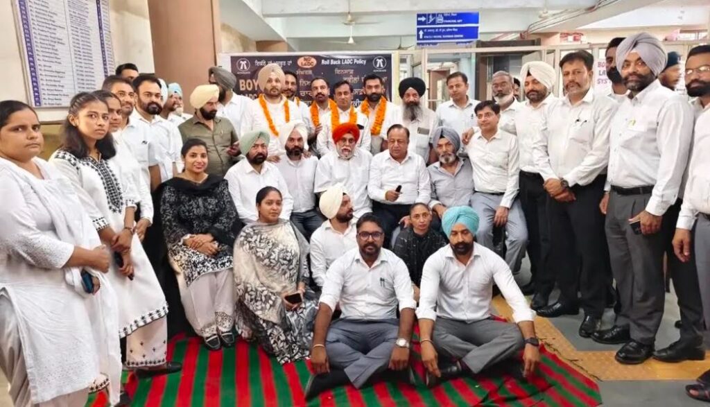 ਪੰਜਾਬ ’ਚ ਐਲ ਏ ਡੀ ਸੀ ਨਿਤੀ ਨੂੰ ਰੱਦ ਕਰਵਾਉਣ ਦੇ ਮੁੱਦੇ ਨੂੰ ਲੈ ਕੇ ਵਕੀਲਾਂ ਵਲੋਂ ਸੰਘਰਸ਼ ਤੇਜ਼