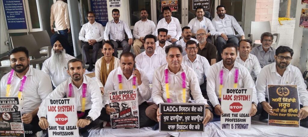 ਐਲਏਡੀਸੀ ਸਿਸਟਮ ਖ਼ਿਲਾਫ਼ ਜਲਾਲਾਬਾਦ ਵਕੀਲਾਂ ਵੱਲੋਂ ਦੂਸਰੇ ਦਿਨ ਲੜੀਵਾਰ ਭੁੱਖ ਹੜਤਾਲ ਜਾਰੀ