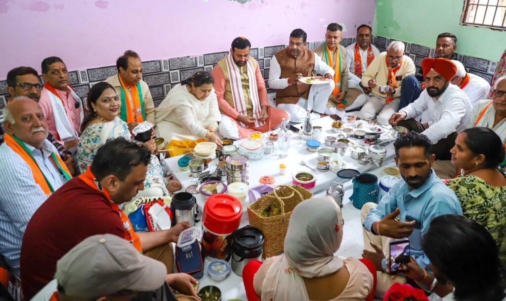 मुख्यमंत्री ने पिंजौर मंडल के शक्ति केंद्र मानकपुर, प्रदेश अध्यक्ष डा. अर्चना गुप्ता ने मुरथल शक्ति केंद्र और संगठन मंत्री फणीन्द्रनाथ शर्मा ने गन्नौर शक्ति केंद्र पर कार्यकर्ताओं के साथ साझा किया टिफिन