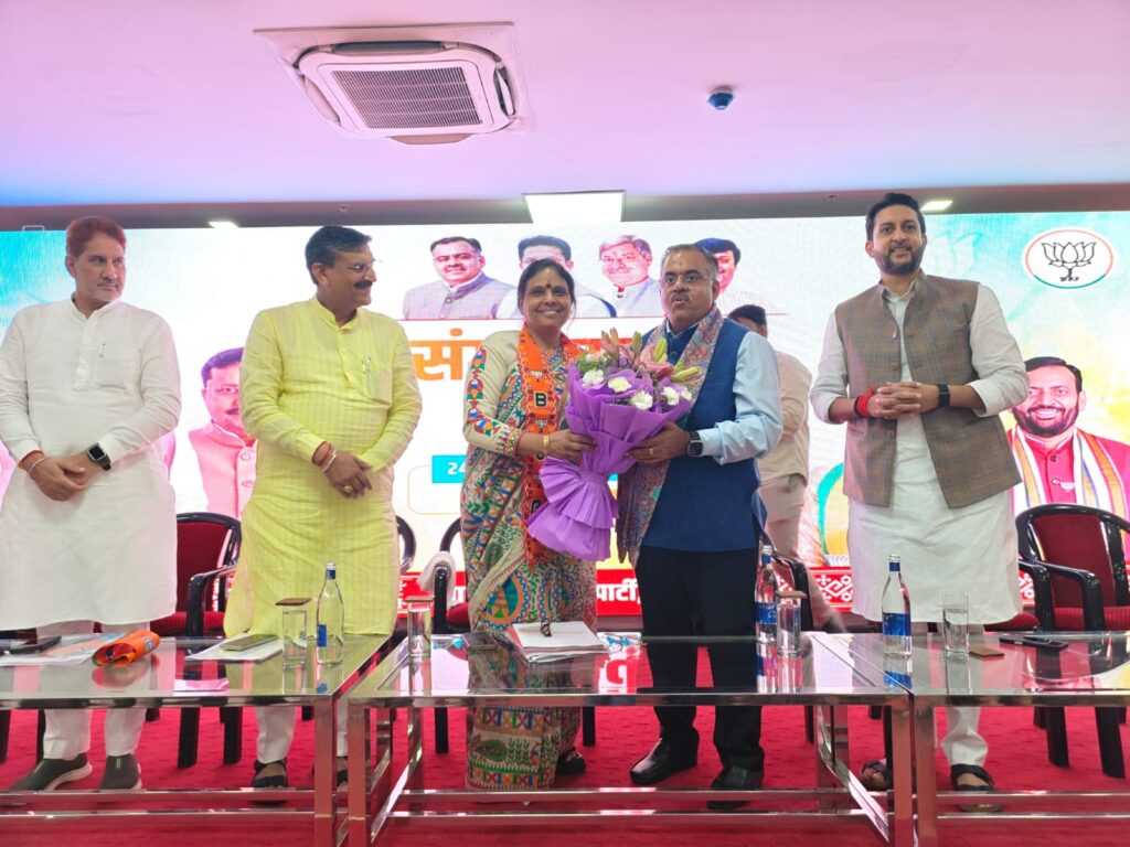 राष्ट्रीय महामंत्री तरूण चुघ और भाजपा प्रदेश अध्यक्ष डा. अर्चना गुप्ता ने जिला अध्यक्षों और जिला प्रभारियों, बीएलए-1 के साथ की बैठक
