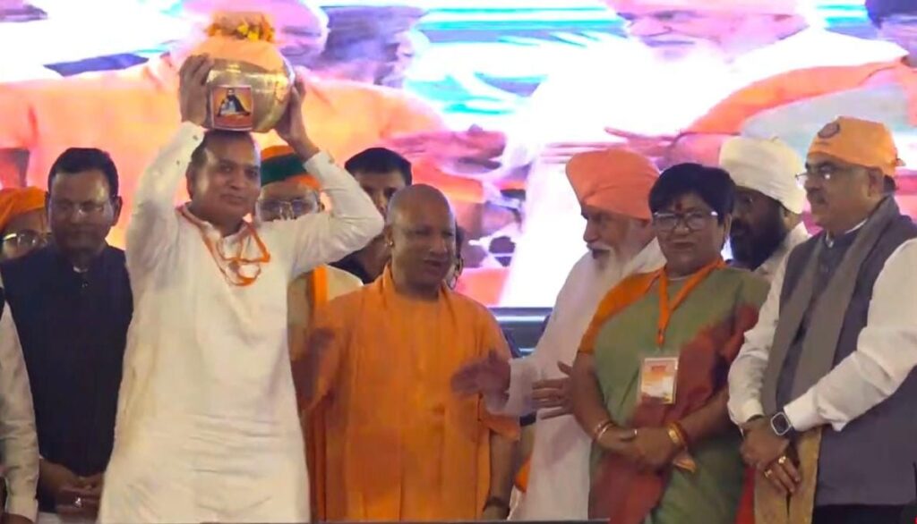 उत्तर प्रदेश के मुख्यमंत्री योगी आदित्यनाथ ने हरियाणा भाजपा एससी मोर्चा के प्रदेश अध्यक्ष सत्य प्रकाश जरावता के सिर पर रखा पवित्र मिट्टी से सुशोभित कलश