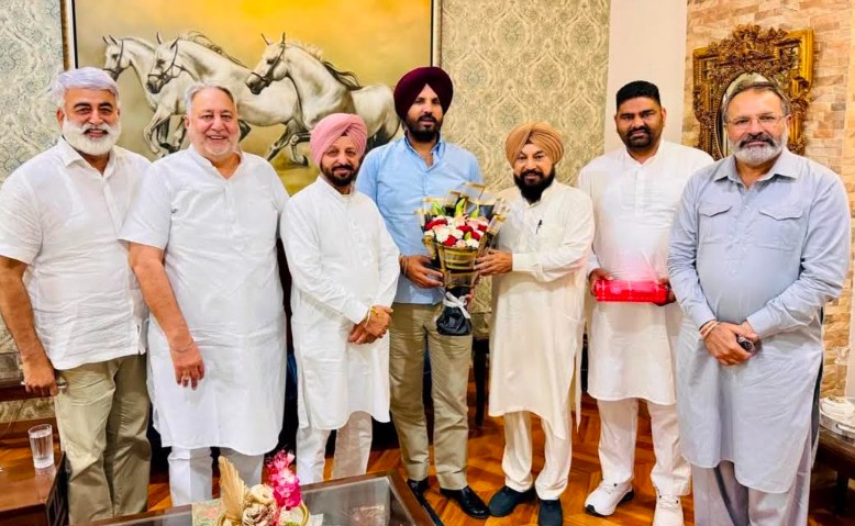 ਚੋਣਾਂ ਤੋਂ ਪਹਿਲਾਂ ਪੰਜਾਬ ਕਾਂਗਰਸ ’ਚ ਵੱਡੀ ਹਲਚਲ: – ਸਾਬਕਾ ਵਿਧਾਇਕ ਹਰਦਿਆਲ ਕੰਬੋਜ਼ ਅਤੇ ਰਾਜਿੰਦਰ ਸਿਂਘ ਸਮੇਤ ਕਈ ਸੀਨੀਅਰ ਕਾਂਗਰਸੀ ਆਗੂਆਂ ਨੇ ਰਾਜਾ ਵਾੜਿੰਗ ਨਾਲ ਕੀਤੀ ਮੁਲਾਕਾਤ