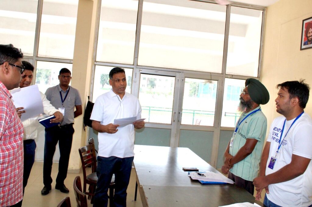 निर्वाचन पर्यवेक्षक ने मतदान केंद्रों पर SIR व्यवस्थाओं की समीक्षा की