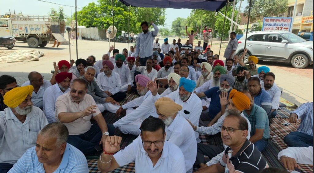 ਆੜਤੀਆਂ ਦਾ ਬਾਸਮਤੀ ਦੀ ਬਕਾਇਆ ਰਕਮ ਨਾ ਮਿਲਣ ਦੇ ਰੋਸ ਵਜੋਂ ਦਿੱਤਾ ਧਰਨਾ ਚੌਥੇ ਦਿਨ ਜਾਰੀ