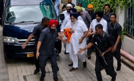 ਨਾਂਦੇੜ ਸਾਹਿਬ ’ਚ ਸੁਖਬੀਰ ਸਿੰਘ ਬਾਦਲ ਪੁਲਿਸ ਕਰਮੀ ਸਮੇਤ ਹਮਲੇ ’ਚ ਹੋਏ ਜ਼ਖ਼ਮੀ, ਹਸਪਤਾਲ ’ਚ ਭਰਤੀ ਹਮਲਾਵਰ ਨਿਹੰਗ ਗਿ੍ਰਫ਼ਤਾਰ