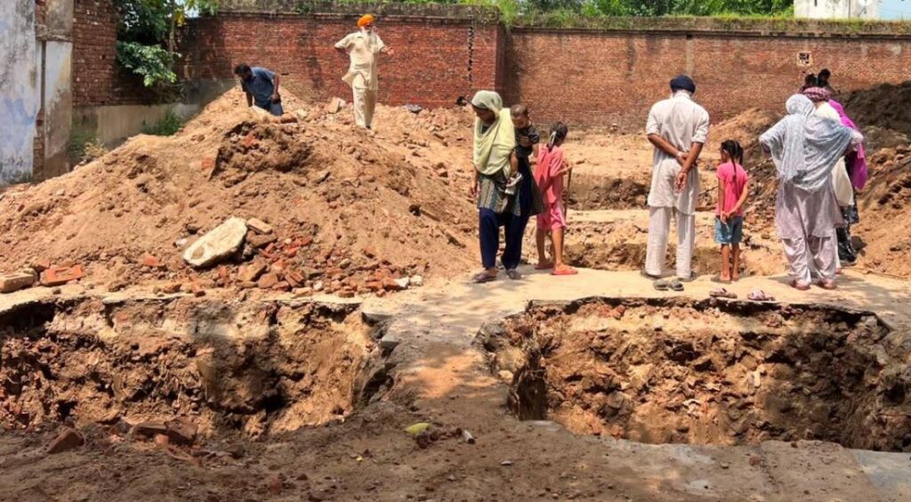ਪਿੰਡ ਘੜੂੰਆਂ ਵਿਖੇ ਖੁਦਾਈ ਦੌਰਾਨ ਚਾਂਦੀ ਦੇ ਕੁਝ ਸਿੱਕਿਆ ਦੇ ਪ੍ਰਾਪਤ ਹੋਣ ਦੀ ਸੂਚਨਾ ਉਪਰੰਤ ਪ੍ਰਸਾਸ਼ਨ ਨੇ ਕੀਤੀ ਇਹ ਥਾਂ ਪੁਰਾਤੱਤਵ ਸਰਵੇਖਣ ਵਿਭਾਗ ਦੇ ਹਵਾਲੇ