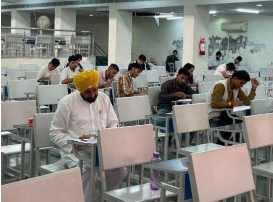ਐਮ ਏ ਦੀ ਪ੍ਰੀਖਿਆ ਦੇਣ ਪੰਜਾਬ ਯੂਨੀਵਰਸਿਟੀ ਦੇ ਪ੍ਰੀਖਿਆ ਕੇਂਦਰ ਪੁੱਜੇ ਚਰਨਜੀਤ ਚੰਨੀ