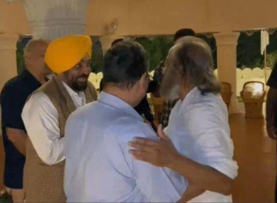 ਸੀਐਮ ਮਾਨ ਨੇ ਕੇਜਰੀਵਾਲ ਅਤੇ ਸਿਸੋਦੀਆ ਦੀ ਮੌਜੂਦਗੀ ’ਚ ਰਵੀ ਸ਼ੰਕਰ ਨਾਲ ਕੀਤੀ ਮੁਲਾਕਾਤ