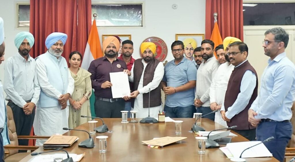 ਮੁੱਖ ਮੰਤਰੀ ਭਗਵੰਤ ਸਿੰਘ ਮਾਨ ਵੱਲੋਂ ਆਦਰਸ਼ ਸਕੂਲਾਂ ਦੇ ਅਧਿਆਪਕਾਂ ਦੀ ਤਨਖਾਹ ਵਿੱਚ 120 ਫੀਸਦੀ ਤੋਂ ਵੱਧ ਦਾ ਵਾਧਾ ਕਰਨ ਦੀ ਮਨਜ਼ੂਰੀ*