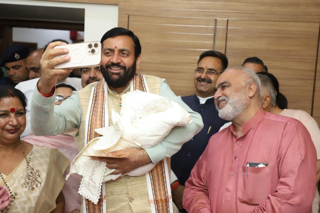मुख्यमंत्री नायब सिंह सैनी ने विधायक जगमोहन आनंद के आवास पर पहुंचकर नवजात पोती को दिया आशीर्वाद