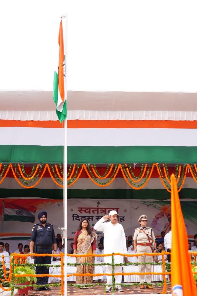 हरियाणा के कैबिनेट मंत्री राव नरवीर सिंह ने सोनीपत में ध्वजारोहण किया।
