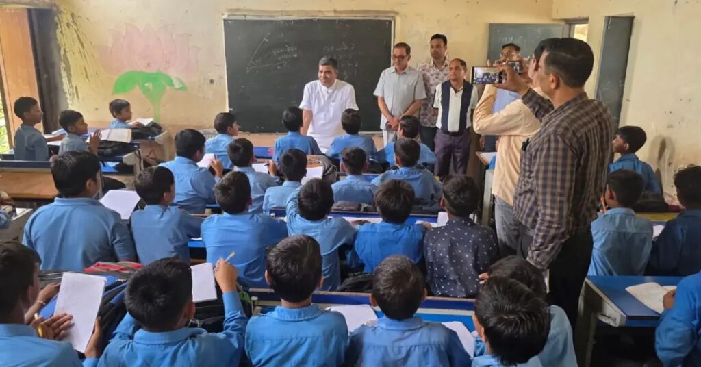 शिक्षा मंत्री ने पीएम श्री राजकीय स्कूल का किया औचक निरीक्षण; व्यवस्थाओं का लिया जायजा, विद्यार्थियों से किया सीधा संवाद