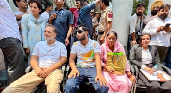 ਪੈਲੇਟ ਗਨ ਮਾਮਲੇ ’ਚ ਐਫਆਈਆਰ ਦਰਜ ਨਾ ਹੋਣ ’ਤੇ ਧਰਨੇ ’ਤੇ ਬੈਠੇ ਰਾਹੁਲ ਗਾਂਧੀ, ਸੰਸਦ ਮਾਰਗ ’ਤੇ ਬੈਰੀਕੇਡਿੰਗ; ਵਾਹਨਾਂ ਦੀ ਐਂਟਰੀ ’ਤੇ ਰੋਕ