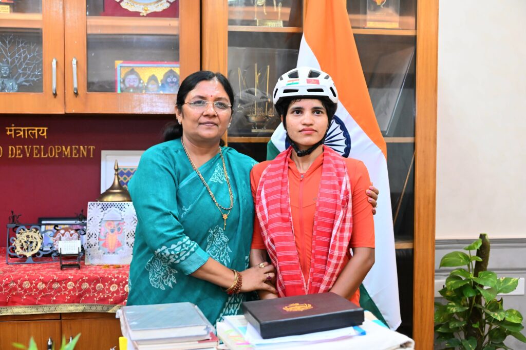 महिला एवं बाल विकास राज्य मंत्री सावित्री ठाकुर ने महिलाओं के सशक्तिकरण, देशभक्ति और अदम्य साहस का सशक्त संदेश लेकर 8,500 किमी की प्रेरणादायक साइकिल यात्रा पूरी करने पर आशा मालवीय को बधाई दी