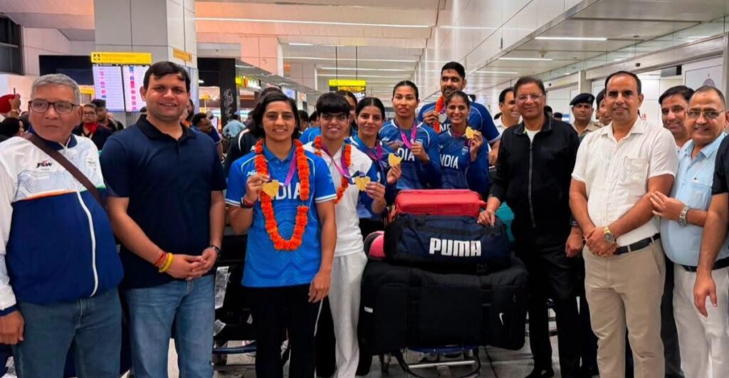 कॉमनवेल्थ के पदक विजेता खिलाड़ियों का खेल राज्य मंत्री गौरव गौतम ने एयरपोर्ट पहुंचकर किया नागरिक अभिनंदन