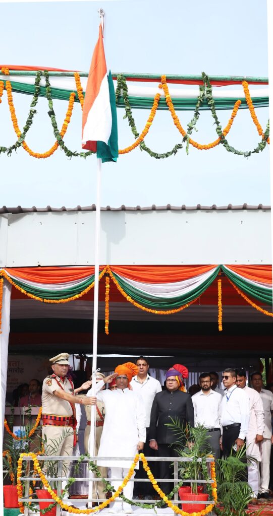 हरियाणा कैबिनेट मंत्री महिपाल ढांडा ने फतेहाबाद में ध्वजारोहण कर ली परेड की सलामी