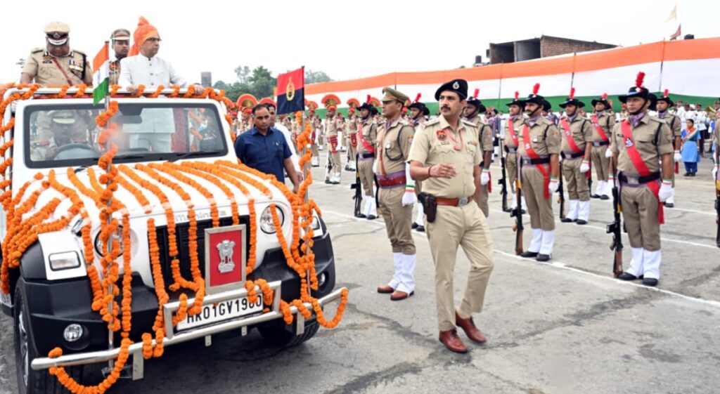 हरियाणा के राज्यपाल प्रो. असीम कुमार घोष ने यमुनानगर में राज्य-स्तरीय स्वतंत्रता दिवस के मौके पर तिरंगा फहराया