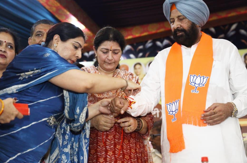 ਲਾਲੜੂ ਵਿਖੇ ਭਾਜਪਾ ਵੱਲੋਂ ਰੱਖੜੀ ਸਮਾਗਮ: ਹਜ਼ਾਰਾਂ ਭੈਣਾਂ ਨੇ ਕੇਵਲ ਸਿੰਘ ਢਿੱਲੋਂ ਦੇ ਬੰਨ੍ਹੀ ਰੱਖੜੀ, ਤੋਹਫ਼ੇ ’ਚ ਵੰਡੇ ਸੂਟ