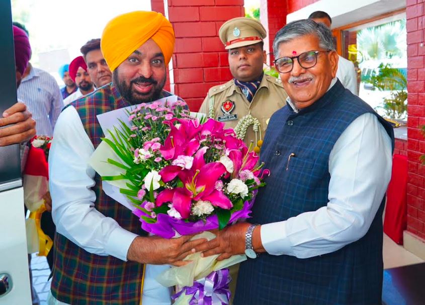 ਸੀਐਮ ਮਾਨ ਨੇ ਜਗਤਾਰ ਸਿੰਘ ਹਵਾਰਾ ਨੂੰ 10 ਦਿਨਾਂ ਦੀ ਪੈਰੋਲ ਦੇਣ ਲਈ ਰਾਜਪਾਲ ਨਾਲ ਮੁਲਾਕਾਤ ਕੀਤੀ