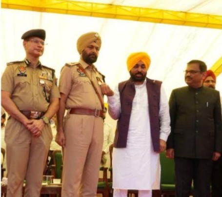 ਐਸਪੀ (ਡੀ) ਪਵਨਜੀਤ ਨੂੰ ਮੁੱਖ ਮੰਤਰੀ ਮੈਡਲ ਨਾਲ ਕੀਤਾ ਗਿਆ ਸਨਮਾਨਿਤ ਐਸਐਸਪੀ ਡਾ. ਦਰਪਣ ਆਹਲੂਵਾਲੀਆ ਦੀ ਅਗਵਾਈ ਹੇਠ ਡਿਊਟੀ ਨੂੰ ਤਨਦੇਹੀ ਨਾਲ ਨਿਭਾ ਰਹੇ ਹਨ ਐਸਪੀ ਪਵਨਜੀਤ