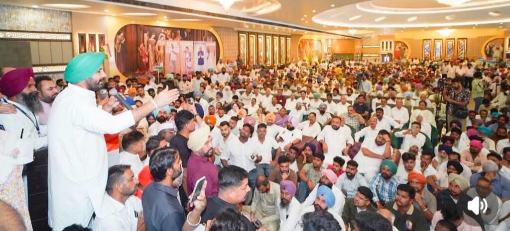 ਪਟਿਆਲਾ ’ਚ ਕਾਂਗਰਸ ਦੀ ਮੀਟਿੰਗ ਦੌਰਾਨ ਹੰਗਾਮਾ: ਰਾਜਾ ਵੜਿੰਗ ਦੇ ਭਾਸ਼ਣ ਵੇਲੇ ਚਰਨਜੀਤ ਚੰਨੀ ਦੇ ਹੱਕ ਜ਼ੋਰਦਾਰ ਨਾਅਰੇਬਾਜ਼ੀ