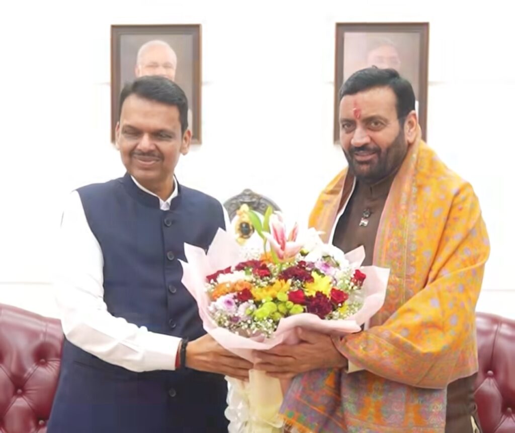 हरियाणा के मुख्यमंत्री नायब सिंह सैनी ने महाराष्ट्र के मुख्यमंत्री देवेंद्र फडणवीस से उनके आवास पर की मुलाकात