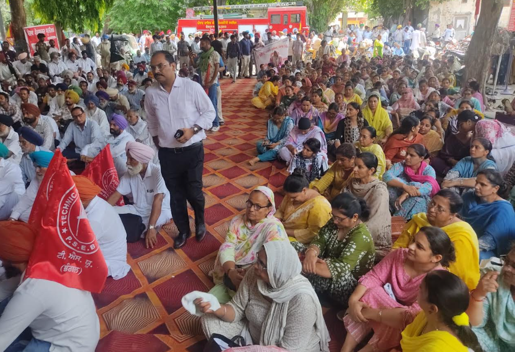 ਪੰਜਾਬ ਦੇ ਸਰਕਾਰੀ ਮੁਲਾਜ਼ਮਾਂ ਨੇ ਸਮੂਹਿਕ ਛੁੱਟੀ ਲੈਕੇ ਸਰਕਾਰੀ ਕੰਮ ਕੀਤਾ ਠੱਪ ਕੋਟਕਪੂਰਾ ਤਹਿਸੀਲ ਦੇ ਮੁਲਾਜ਼ਮ ਅਤੇ ਪੈਨਸ਼ਨਰਾਂ ਨੇ ਲਾਲਾ ਲਾਜਪਤ ਰਾਏ ਪਾਰਕ ਵਿੱਚ ਰੋਸ ਰੈਲੀ ਕਰਕੇ ਬੱਤੀਆਂ ਵਾਲੇ ਚੌਂਕ ਵਿੱਚ ਮੁੱਖ ਮੰਤਰੀ ਪੰਜਾਬ ਭਗਵੰਤ ਮਾਨ ਦਾ ਪੁਤਲਾ ਫੂਕਿਆ