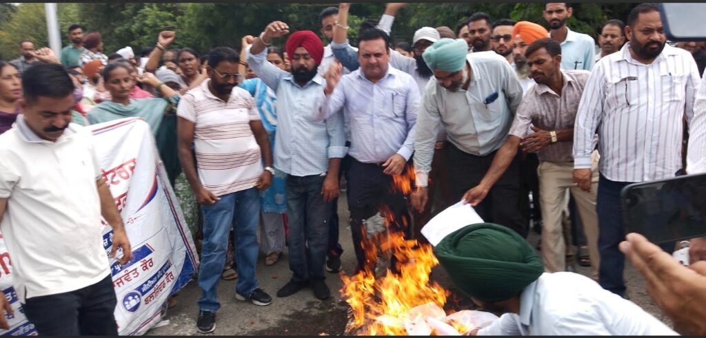 ਮੁਲਾਜ਼ਮ ਮੰਗਾਂ ਪ੍ਰਤੀ ਅੜੀਅਲ ਰਵੱਈਏ ਦੇ ਖਿਲਾਫ ਪੰਜਾਬ ਸਟੇਟ ਮਨਿਸਟੀਰੀਅਲ ਸਰਵਿਸਿਜ਼ ਯੂਨੀਅਨ ਵੱਲੋ ਵਿੱਢੇ ਗਏ ਸੰਘਰਸ਼ ਤਹਿਤ ਚੌਥੇ ਦਿਨ ਵੀ ਸਰਕਾਰੀ ਕੰਮ ਕਾਜ ਠੱਪ ਰੱਖਿਆ