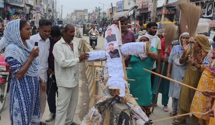 ਹਰਿਆਣਾ ’ਚ ਹੜਤਾਲੀ ਸਫ਼ਾਈ ਕਰਮਚਾਰੀਆਂ ਨੇ ਕਈ ਥਾਂਈ ਨਗਰ ਨਿਗਮ ਦਫਤਰਾਂ ਨੂੰ ਲਗਾਏ ਤਾਲੇ,