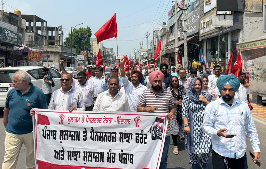 ਹੱਕੀ ਮੰਗਾਂ ਤੋਂ ਲਗਾਤਾਰ ਮੁਕਰਨ ’ਤੇ ਖਫਾ ਮੁਲਾਜ਼ਮਾਂ ਤੇ ਪੈਨਸ਼ਨਰਾਂ ਵਲੋ ਸਮੂਹਿਕ ਛੁੱਟੀਆ ਲੈ ਕੇ ਸ਼ਹਿਰ ਵਿੱਚ ਰੋਹ ਭਰਪੂਰ ਪ੍ਰਦਰਸ਼ਨ