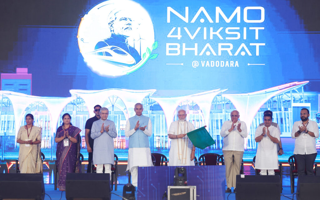 प्रधानमंत्री नरेन्द्र मोदी ने गुजरात के वडोदरा में 35,000 करोड़ रुपये से अधिक की विकास परियोजनाओं की आधारशिला रखी, उद्घाटन किया और उन्हें राष्ट्र को समर्पित किया
