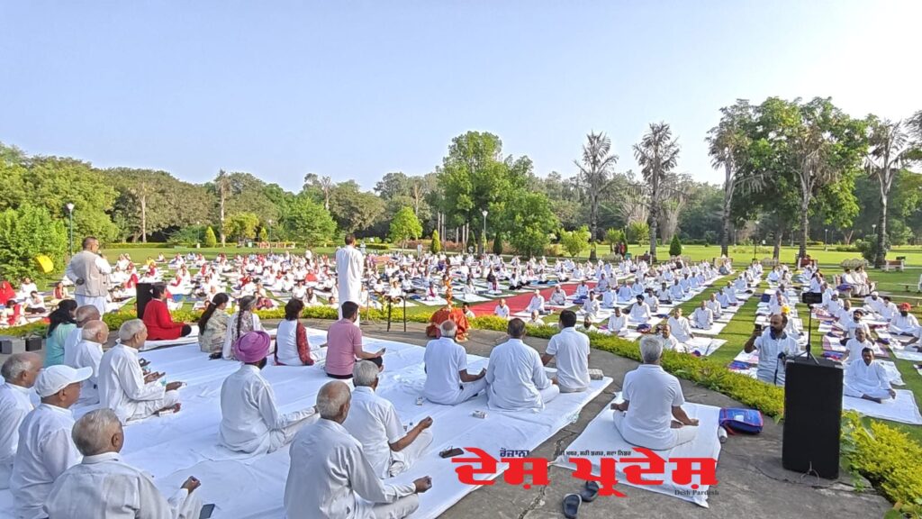 11वें आयुर्वेद दिवस के उपलक्ष्य में आयुष निदेशालय ने स्वास्थ्य एवं योग शिविर का किया आयोजन