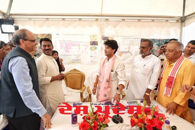 केंद्रीय संचार मंत्री ज्योतिरादित्य सिंधिया ने दूरसंचार विभाग के सचिव और वरिष्ठ अधिकारियों के साथ ग्वालियर में दूरसंचार विनिर्माण क्षेत्र के लिए चिन्हित स्थल का निरीक्षण किया