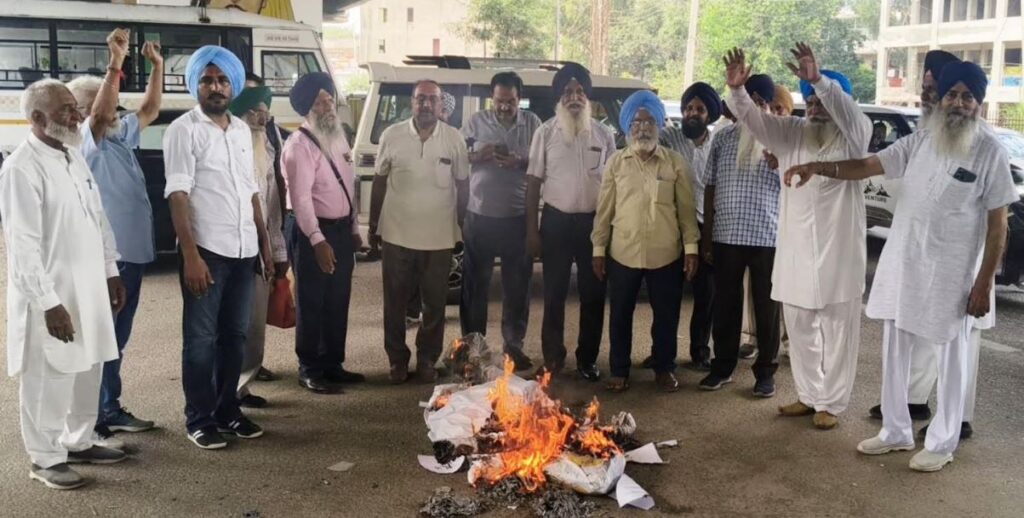 ਮੁਲਾਜਮਾਂ ਤੇ ਪੈਨਸਨਰਾਂ ਵੱਲੋਂ ਵਲੋਂ ਖਰੜ ਐਸ.ਡੀ.ਐਮ. ਦਫਤਰ ਅੱਗੇ ਫੂਕਿਆ ਗਿਆ ਪੰਜਾਬ ਸਰਕਾਰ ਦਾ ਪੁਤਲਾ